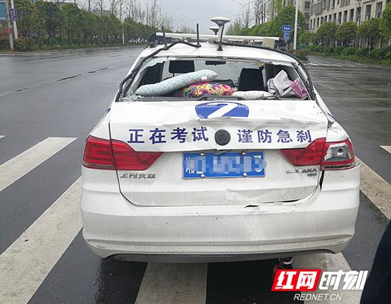 “驾考车”突发交通事故 交警进行紧急处置。