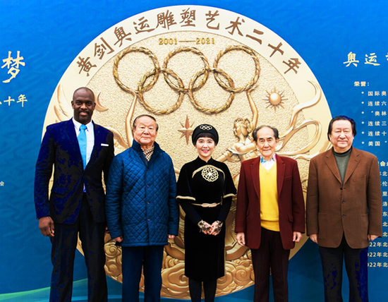 蒋效愚副会长、著名艺术家刘宇一、杨晓阳会长、帕斯卡主席共同见证黄剑奥运雕塑艺术二十年的丰硕成果。