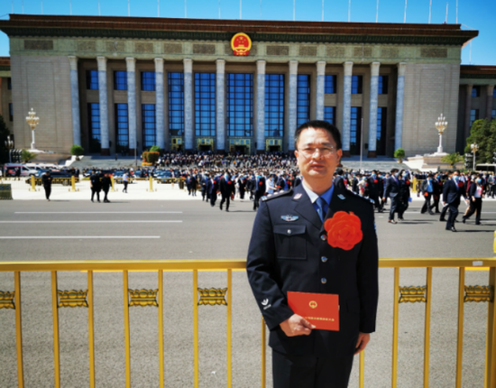科技与信息化管理支队长游泳代表领奖