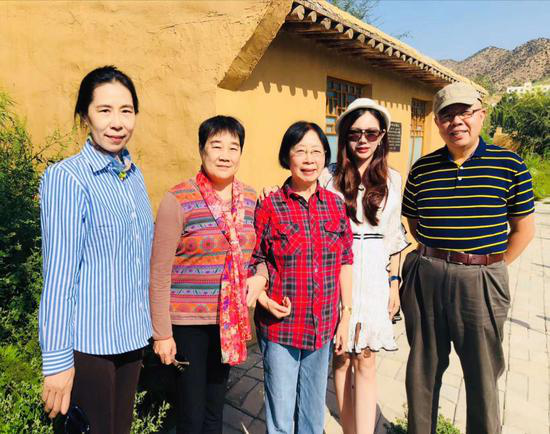 图为朱新华(左二)与李井泉女儿李力清(中),新浪湖南总经理黄盈(右二)、原支队2团参谋长何益海之子何清祥(右一)等人在大青山得胜沟。期间朱新华接受了新浪网专访。