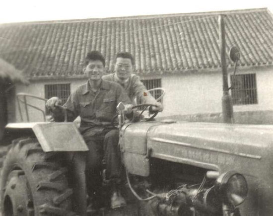 1973年 何清华在益阳泞湖公社知青农忙时开拖拉机耙田