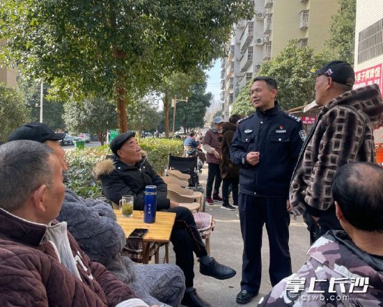 杜爱国在粟塘小区巡逻时,几位老居民和他打招呼,他顺便向他们宣传防盗反诈注意事项。 除另注明来源外,均为长沙晚报全媒体记者 聂映荣 摄