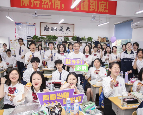 张辉校长前往高三各班送必胜客美食