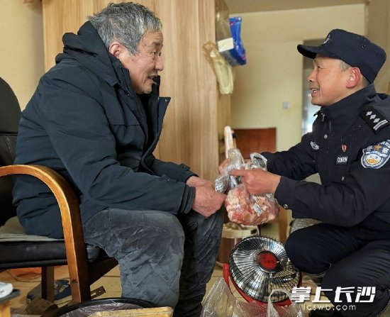 寒冷天气里,杜爱国给行动不便的老人买菜送上门。 长沙晚报通讯员 刘彬 供图