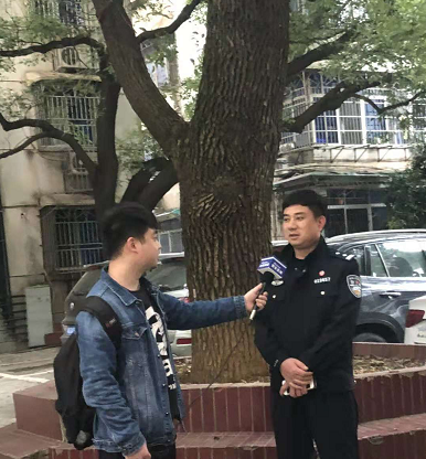 社区林荫下,吴立夫历数“1+N”给市民和民警带来的好处