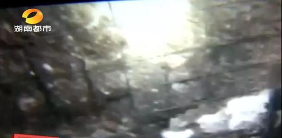 (屋内被熏黑的墙体↑)