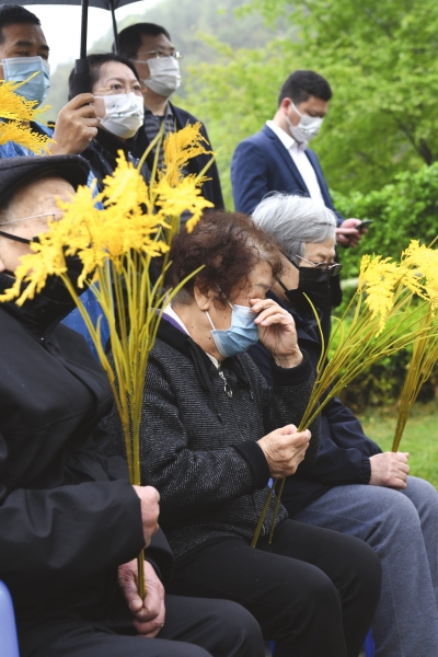 4月1日,长沙县唐人万寿园,袁隆平院士的家人在寄思会上落泪。