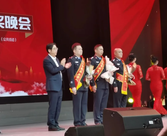 2020年12月11日,衡阳市委书记、市人大常委会主任邓群策为“最美禁毒人”袁超(左三)颁奖