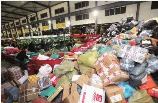 “双11”快递业务旺季将持续到11月20日,全国各地快递公司加班加点处理快件。 新华社 图