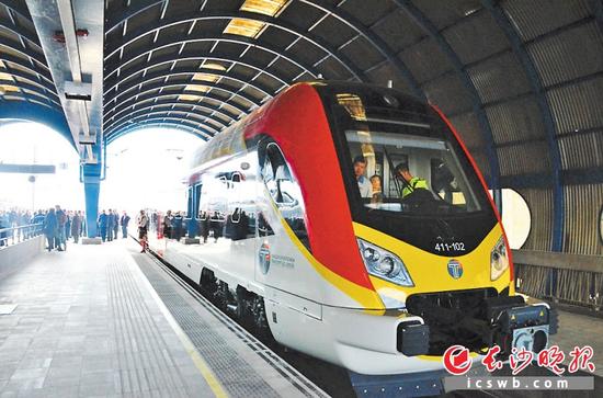 中国出口欧洲的首列动车组列车15日从欧洲国家马其顿首都斯科普里出发，顺利抵达东部城市韦拉斯。　　长沙晚报通讯员 刘颖 供图