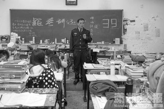 11月17日,中南林业科技大学,姚叔在向学生解答关于考研的问题。图/潇湘晨报记者陈韵骄