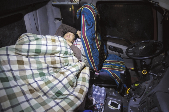 图为17日晚，冯海宾躺在驾驶室内休息，跑车期间，他就睡在车上。
