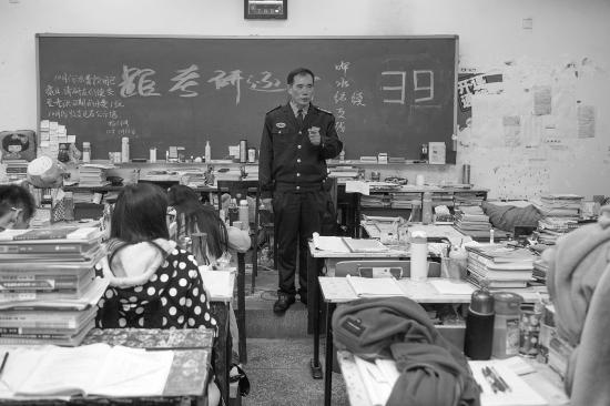 11月17日，中南林业科技大学，姚叔在向学生解答关于考研的问题。图/记者陈韵骄
