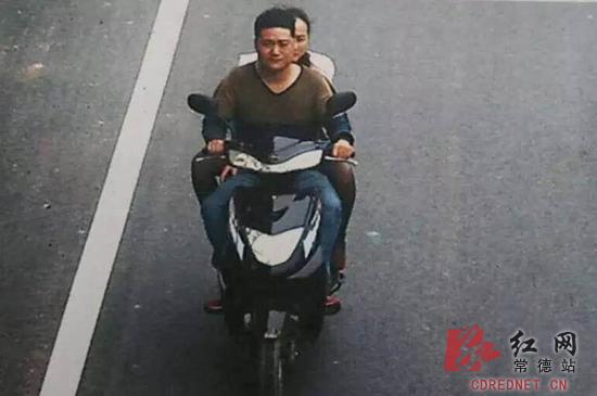 监控拍下嫌凶的样子