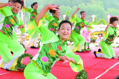 10月29日，参赛队员在广场舞大赛上翩翩起舞。当天，“全民健身 舞动健康”长沙社区广场舞大赛在省森林植物园开赛，来自全市各社区的80支队伍，2000余名选手参赛。(资料照片)