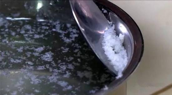 明显能够看到上面漂浮着一层白色异物