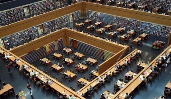 中国最大的网络书店当当网日前宣布，将推行开设实体书店计划，第一家MALL店梅溪书院，将于明年4月在长沙步步高·梅溪新天地开业，书店面积约为1200平方米，线上线下同价。