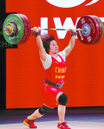 图为向艳梅在举重世锦赛女子69公斤级挺举比赛中。

    新华社发