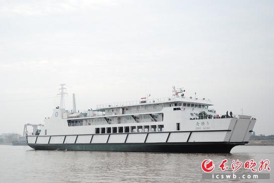长沙晚报讯 (记者 吴鑫矾 通讯员 胡兰 胡富君) 昨日上午,一艘白色船身的“舟桥3号”船舶在长沙船舶厂鸣笛起航,顺湘江下驶。这艘投资数千万元的沿海航区客渡滚装船由湖南湘船重工有限公司(长沙船舶 厂)建造,是湖南首次打造车客两用滚装渡船,也是湖南目前打造的最大沿海船舶。