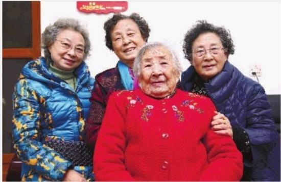12月11日，南京大屠杀幸存者戎瑞霞老人（右二）和她的三个女儿合影。 记者 赵持 摄