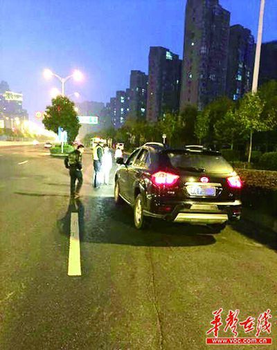 @80后小夫小妻：乱开远光灯被交警拦下，罚司机在车前看灯一分钟，必须点赞。@Hi都市报