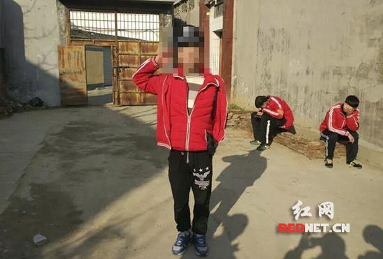 14岁的吴贤身着释小龙武术学校校服在该校学习时的照片。