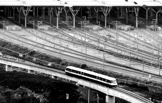 12月14日，长沙磁浮列车开始全线双向试车。 图/湖南日报记者徐行
