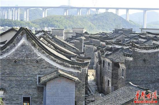 坳上古村全景。童迪 摄