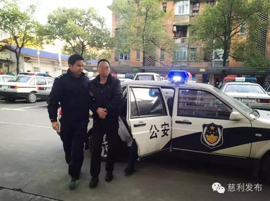 　　12月15日，慈利警方通过慎密调查，辗转千里远赴深圳，终于将利用微信平台传播谣言的犯罪嫌疑人杨某某抓获。