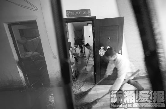 12月22日，长沙新开铺街道新天村龙潭湾组，附近居民正在清理房间内的污水。组图/记者辜鹏博