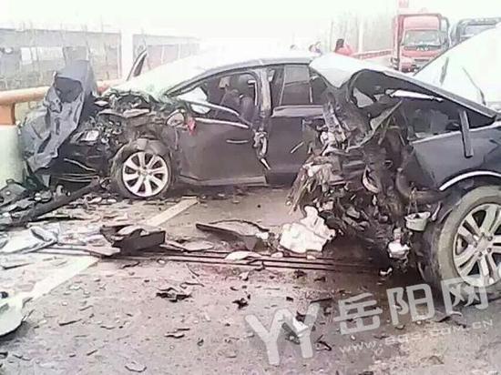 岳阳发生一起重大车祸2死4伤 因超车两车相撞