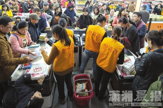 12月19日，湖南进出口商品展示交易中心暨金霞跨境保税直购体验中心（金霞保税店）正式开业，澳新馆的收银台前排起了长队。图/潇湘晨报记者陈韵骄