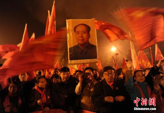 12月26日凌晨，湖南韶山毛泽东广场上红旗飘飘，来自全国各地的数万民众来此进行祭拜活动，以纪念毛泽东诞辰122周年。杨华峰 摄