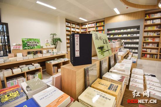 乐之书店入口处摆放着唐浩明著《曾国藩》，彰显湖湘文化底蕴。