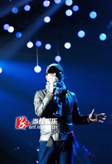 张信哲称还未决定参与“歌手4”。