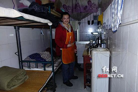 昏暗的值班室，他向记者介绍使用过的U形刀等工具。