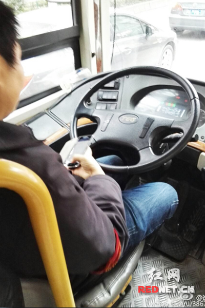 网曝长沙123路公交车司机开车玩手机。图/网友@逸枫FALL