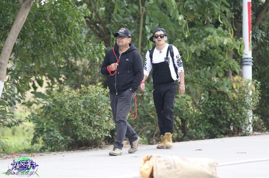 曹格加盟《旋风孝子》，从目前曝光的照片看，曹爸爸一身运动装、精神矍铄，面色红润，花白胡子更是神似黄秋生。