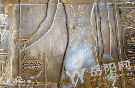游客丁锦昊在埃及神庙浮雕刻下“到此一游”招网友谴责“丢脸丢到国外去了”