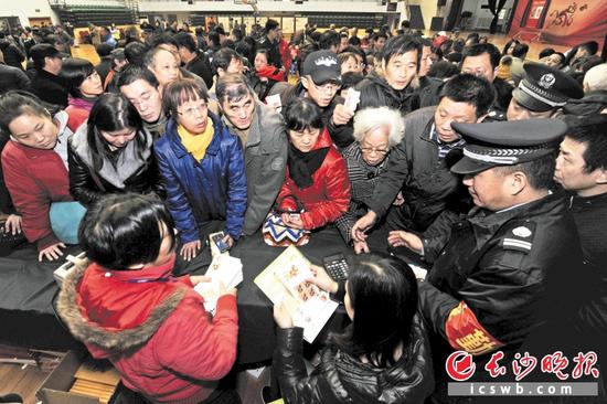 昨日上午，长沙理工大学体育馆，《丙申年》特种邮票长沙首发式暨“猴子石”原地邮局实寄活动举行。长沙晚报通讯员 田田 杨诚 摄影报道
