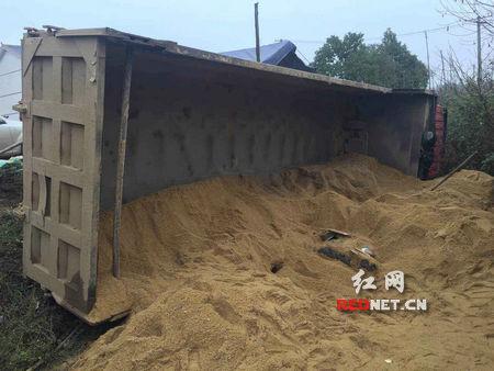 101省道湘阴段发生一起车祸，致一男子当场死亡。
