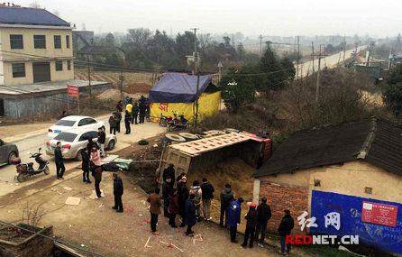 101省道湘阴段发生一起车祸，致一男子当场死亡。