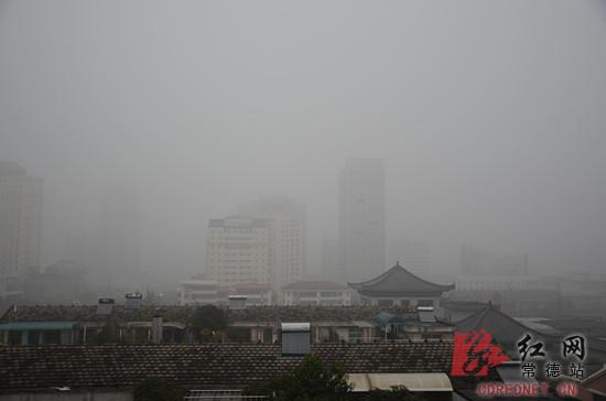 城区雾霾笼罩，高楼大厦若隐若现