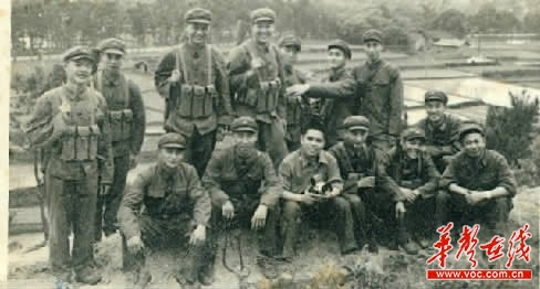 ▲图为1979年被中央军委授予“尖刀英雄连”边防独立师三团八连部分官兵合影,前排坐在左二的是当时的八连连长李作成。