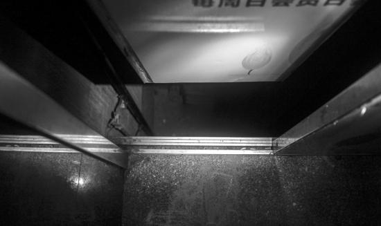 株洲荷塘区运申酒店，被踢坏的电梯厅门和电梯口之间留下的缝隙。图/杨旭