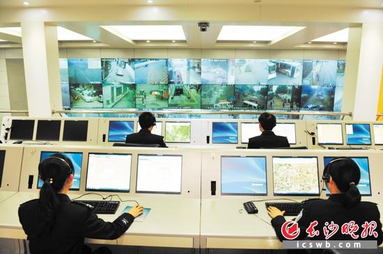 长沙市公安局110指挥中心,警方就是在这里接收受理短信报警。 长沙晚报通讯员 胡喆 摄