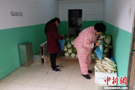 蔬菜自助售卖店里，市民自行选购蔬菜。 李川 摄