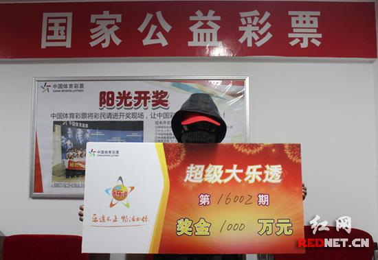 永州大乐透1000万大奖得主前来兑奖。
