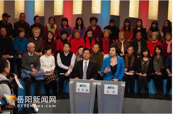 资料图：岳阳著名学者姜宗福 （前左 ）参加凤凰卫视《一虎一席谈》节目。
