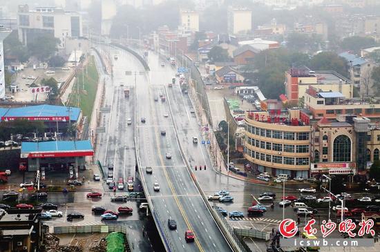 昨日上午，雨花区重点工程木莲冲路跨韶山路高架桥竣工，木莲冲路全线贯通，长沙城区又添了一条横贯东西，连接雨花、天心两区的大道。长沙晚报记者 余劭劼 摄